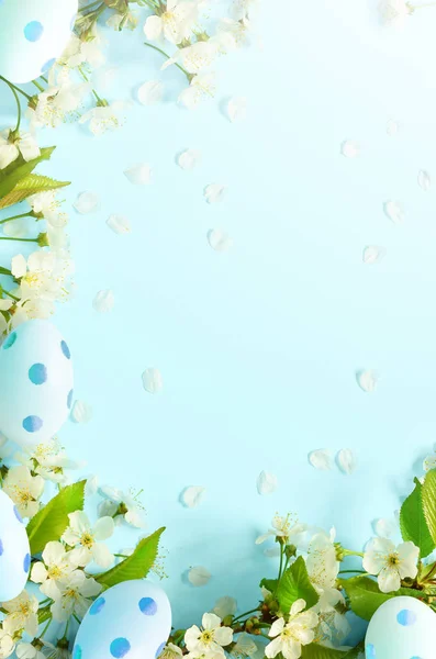 Osterblauer Hintergrund, mit Eierfrühlingskonzept. Ostern — Stockfoto