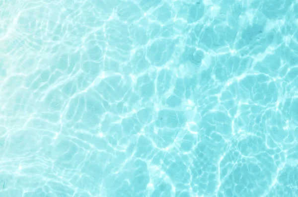 Голубой бассейн. Летний фон. Летний отдых . — стоковое фото