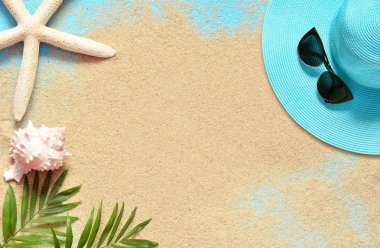 Tropikal arka plan. Kumlu arka plan üzerinde denizyıldızı ve deniz kabuğu ile Palm Trees Dalları. Seyahat. Kopyalama alanı.