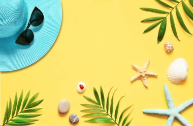 Tropikal arka plan. Palmiye ağaçların dalları ile deniz yıldızı ve Sarı zemin üzerine deniz kabuğu. Seyahat. Kopya alanı.