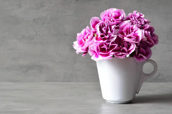 Flores de clavel rosa en copa sobre fondo gris . —  Fotos de Stock