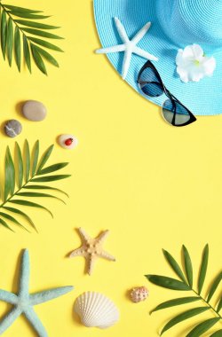 Tropikal arka plan. Palmiye ağaçların dalları ile deniz yıldızı ve Sarı zemin üzerine deniz kabuğu. Seyahat. Kopya alanı.