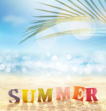 Yaz plaj arka plan. Kum, palmiye yaprağı, deniz ve gökyüzü.