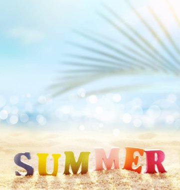 Yaz plaj arka plan. Kum, palmiye yaprağı, deniz ve gökyüzü.