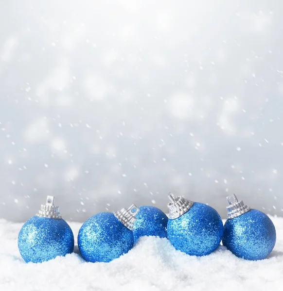 Cor bolas de Natal brilhantes no fundo da neve — Fotografia de Stock