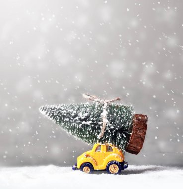 Oyuncak arabadaki Noel ağacı. Noel bayramı konsepti