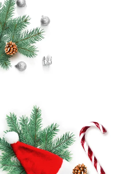 Świąteczna kompozycja. Prezent, jodła, świąteczny kapelusz i słodki kule na białym tle. Boże Narodzenie, zima, koncepcja nowego roku. Płaski lay, widok z góry. — Zdjęcie stockowe