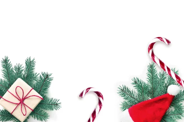 Різдвяна композиція. Подарунок, ялиця, різдвяний капелюх і солодка черепашка на білому тлі. Різдво, зима, новорічна концепція. Плоский прошарок, вид зверху . — стокове фото
