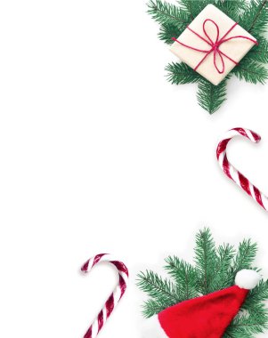 Noel kompozisyonu. Hediye, köknar, Noel şapkası ve beyaz arka plan üzerinde tatlı koltuk değneği. Noel, kış, yeni yıl konsepti. Düz döşeme, üst görünüm.
