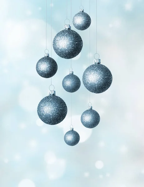 Kerst abstracte achtergrond met blauwe glinsterende ballen. — Stockfoto