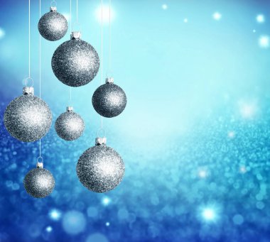 Mavi parlak topları ile Noel soyut arka plan.