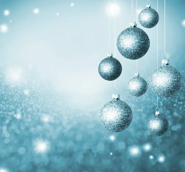 파란색 빛나는 공을 크리스마스 추상적 인 배경. — 스톡 사진