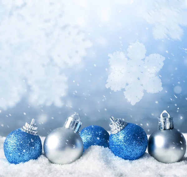Bolas de Navidad y copo de nieve sobre fondo abstracto —  Fotos de Stock
