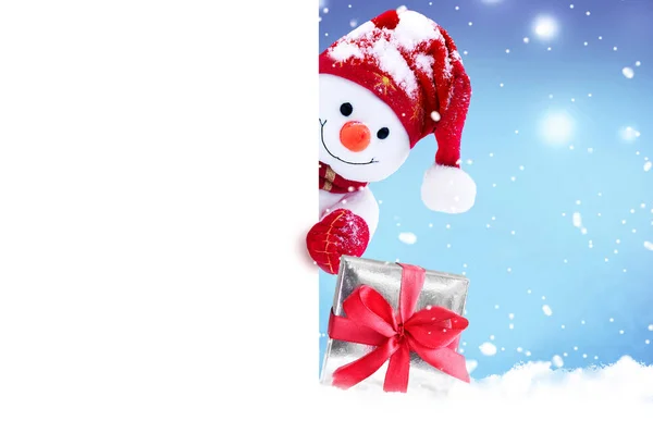 かわいい面白い雪だるまは白いページ、グリーティング クリスマス カードを保持しています。. — ストック写真