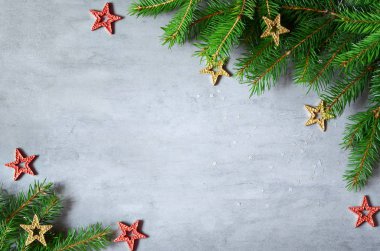 Gri taş arka plan üzerinde süslemeleri ve altın yıldız ile Noel arka plan