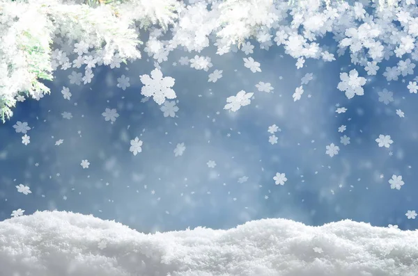 Nádherná zasněžená zimní krajina se zasněženou jedlí, sněhovými vločkami a modrou oblohou. Zimní vánoční zázemí. — Stock fotografie