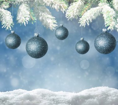 Noel geçmişi. Arka plan olarak kış parkı ve gökyüzü.