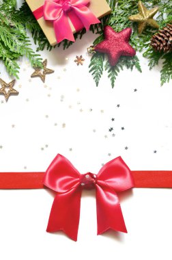 Noel arka plan, yeşilçam dalları, koniler ve beyaz arka plan üzerinde hediye kutusu. Kopya alanı ile yaratıcı kompozisyon, üst görünüm. Yılbaşı, tatil, noel.