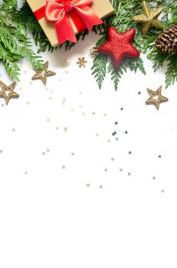 Noel arka plan, yeşilçam dalları, koniler ve beyaz arka plan üzerinde hediye kutusu. Kopya alanı ile yaratıcı kompozisyon, üst görünüm. Yılbaşı tatili, noel.
