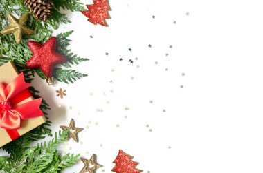 Noel arka plan, yeşilçam dalları, koniler ve beyaz arka plan üzerinde hediye kutusu. Kopya alanı ile yaratıcı kompozisyon, üst görünüm. Yılbaşı tatili, noel.