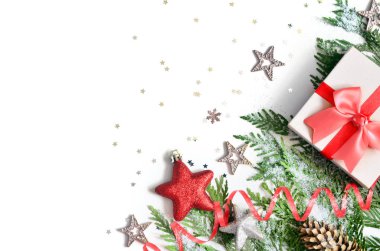 Noel arka plan, yeşilçam dalları, koniler ve beyaz arka plan üzerinde hediye kutusu. Kopya alanı ile yaratıcı kompozisyon, üst görünüm. Yılbaşı tatili, noel.