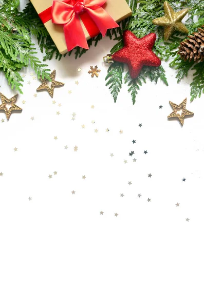 흰색 배경에 크리스마스 배경, 녹색 소나무 가지, 원추형과 선물 상자. 복사 공간, 상단 보기와 창조적 인 구성. 연말연시,크리스마스. — 스톡 사진