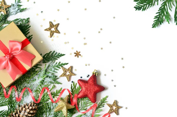 Karácsonyi háttér, zöld fenyő ágak, kúpok és ajándékdoboz fehér háttér. Kreatív kompozíció másolhellyel, felülnézetben. Szilveszteri üdülés, karácsony. — Stock Fotó