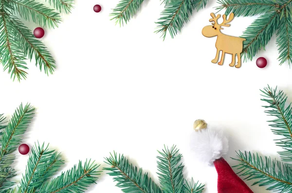 Ramo di abete e cervo su sfondo bianco con spazio per la copia del testo. Natale! — Foto Stock