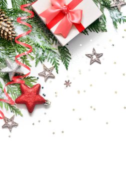 Noel arka plan, yeşilçam dalları, koniler ve beyaz arka plan üzerinde hediye kutusu. Kopya alanı ile yaratıcı kompozisyon, üst görünüm. Yılbaşı tatili, noel.