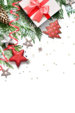 Noel arka plan, yeşilçam dalları, koniler ve beyaz arka plan üzerinde hediye kutusu. Kopya alanı ile yaratıcı kompozisyon, üst görünüm. Yılbaşı, tatil, noel.