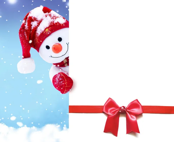 かわいい面白い雪だるまは白いページ、グリーティング クリスマス カードを保持しています。. — ストック写真