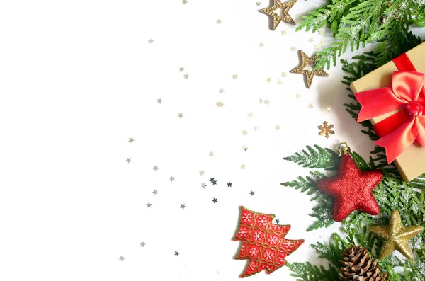 Sfondo natalizio, rami di pino verde, coni e confezione regalo su sfondo bianco. Composizione creativa con spazio di copia, vista dall'alto. Vacanza di anno nuovo, Natale . — Foto Stock