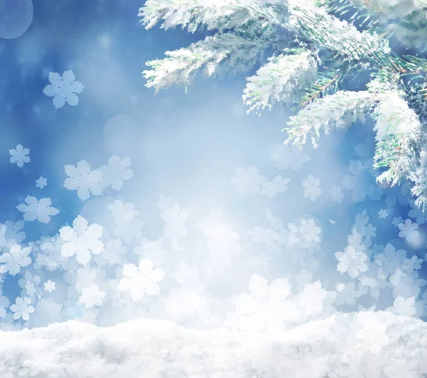 Όμορφο χιονισμένο χειμερινό τοπίο με ένα χιονισμένο κλαδί ελάτου, χιονονιφάδες και μπλε ουρανό. Χειμωνιάτικο χριστουγεννιάτικο φόντο. — Φωτογραφία Αρχείου