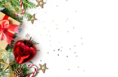 Noel arka plan, yeşilçam dalları, koniler ve beyaz arka plan üzerinde hediye kutusu. Kopya alanı ile yaratıcı kompozisyon, üst görünüm. Yılbaşı tatili, noel.