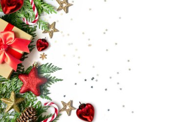 Noel arka plan, yeşilçam dalları, koniler ve beyaz arka plan üzerinde hediye kutusu. Kopya alanı ile yaratıcı kompozisyon, üst görünüm. Yılbaşı tatili, noel.