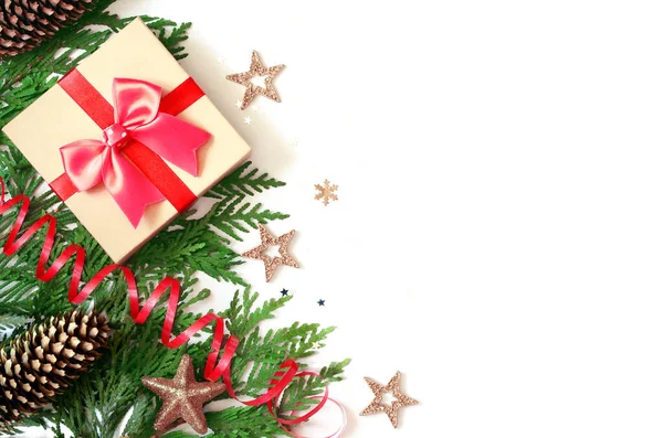 Karácsonyi háttér, zöld fenyő ágak, kúpok és ajándékdoboz fehér háttér. Kreatív kompozíció másolhellyel, felülnézetben. Szilveszteri üdülés, karácsony. — Stock Fotó