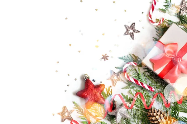 Χριστουγεννιάτικο φόντο, κλαδιά πράσινου πεύκου, κώνους και κουτί δώρου σε λευκό φόντο. Δημιουργική σύνθεση με χώρο αντιγραφής, επάνω όψη. Αργία της Πρωτοχρονιάς, Χριστούγεννα. — Φωτογραφία Αρχείου