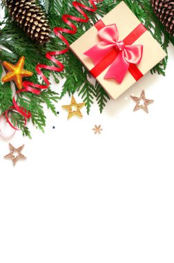 Noel arka plan, yeşilçam dalları, koniler ve beyaz arka plan üzerinde hediye kutusu. Kopya alanı ile yaratıcı kompozisyon, üst görünüm. Yılbaşı tatili, noel.