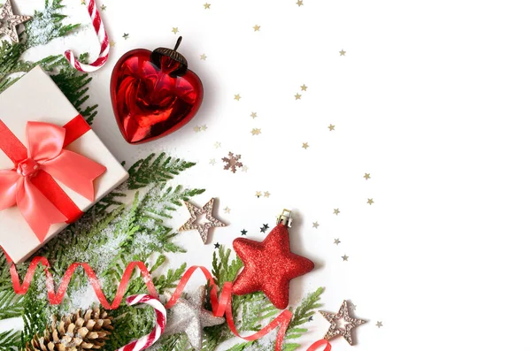 Kerst achtergrond, groene dennentakken, kegels en geschenk doos op witte achtergrond. Creatieve compositie met Kopieer ruimte, bovenaanzicht. New year's Holiday, Kerstmis. — Stockfoto