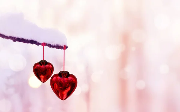 겨울 엔 눈덮인 나뭇가지에 붉은 심장을 갖고 있지. 행복 한 발렌타인데이. — 스톡 사진