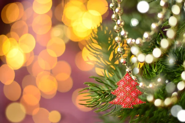Fundo de Natal e Ano Novo com decoração de férias guirlanda. Abstrato desfocado Bokeh férias Backgdrop. Árvore de Natal luzes . — Fotografia de Stock