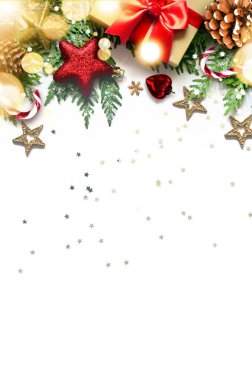 Noel arka plan, yeşilçam dalları, koniler ve beyaz arka plan üzerinde hediye kutusu. Kopya alanı ile yaratıcı kompozisyon, üst görünüm. Yılbaşı tatili, noel.