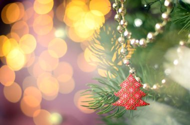 Noel ve Yeni Yıl Arkaplanı 'nda Tatil Süslemeleri var. Soyut Bulanık Bokeh Tatil Arkaplanı. Noel Ağacı Işıkları.