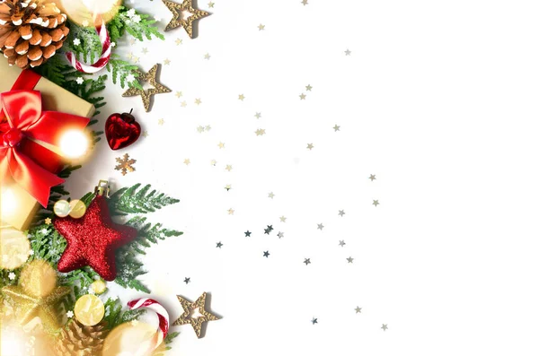 圣诞背景，绿色的松枝，圆锥和白色背景的礼品盒。创意构图与复制空间，顶视图。新年假期，圣诞节. — 图库照片