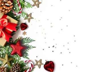 Noel arka plan, yeşilçam dalları, koniler ve beyaz arka plan üzerinde hediye kutusu. Kopya alanı ile yaratıcı kompozisyon, üst görünüm. Yılbaşı tatili, noel.