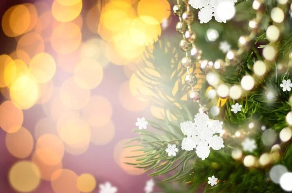 Fundo de Natal e Ano Novo com decoração de férias guirlanda. Abstrato desfocado Bokeh férias Backgdrop. Árvore de Natal luzes . — Fotografia de Stock