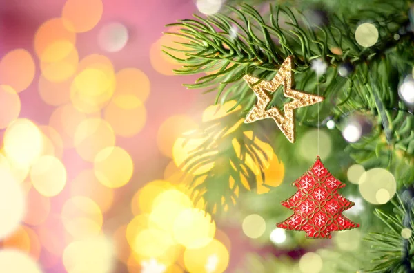 Fundo da árvore de Natal e decorações de Natal com estrela, borrado, faísca, brilhante. Feliz Ano Novo e tema de Natal — Fotografia de Stock