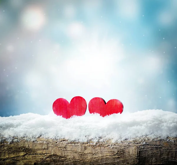 Зимний снег яркий фон. Праздничный пейзаж с деревом, сугробами и сердцем во фраках . — стоковое фото