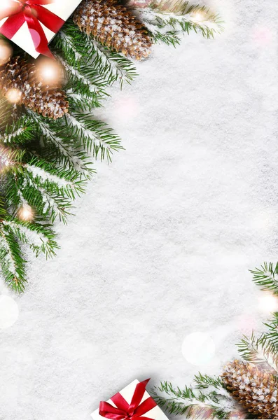 Різдвяний фон, зелені гілки сосни, конуси на сніговому тлі. Творча композиція з копіювальним простором, вид зверху. Новорічна, святкова, різдвяна, прикраса . — стокове фото
