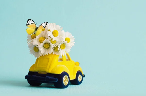 Tarjeta Con Pequeño Coche Juguete Que Entrega Flores Ramo Blanco — Foto de Stock